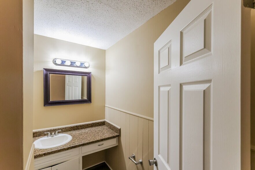 Building Photo - 9601 Red Ln Dr