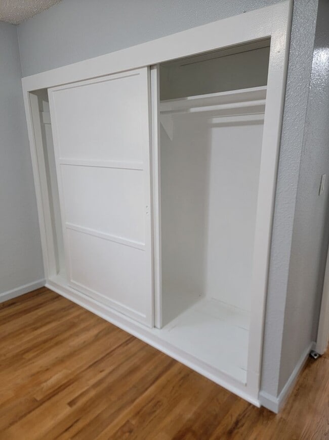 Building Photo - Large 3 bedroom 1 bath house for rent.
