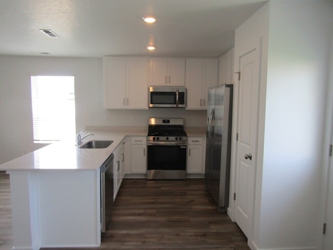 Building Photo - 329 Persian Ave