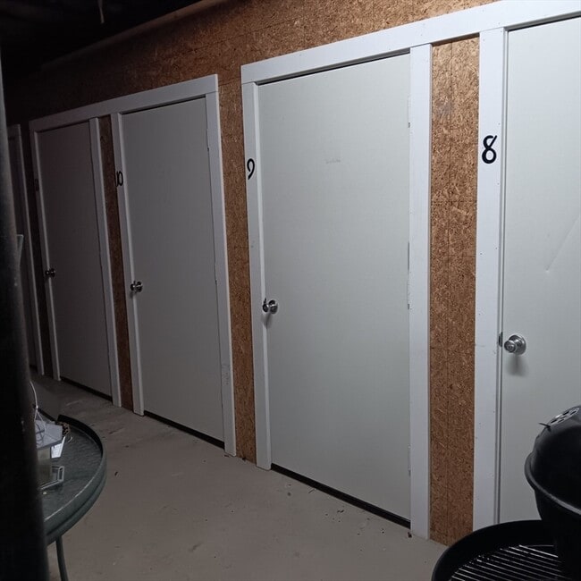 Building Photo - 339 Center St