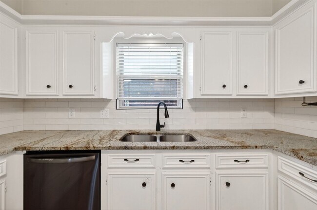 Building Photo - 18111 Shireoak Dr