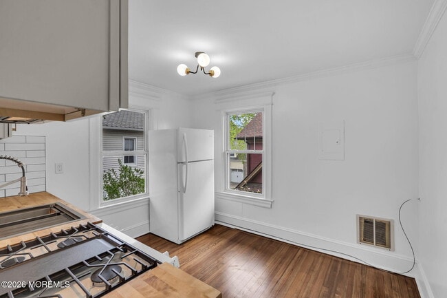Building Photo - 614 7th Ave