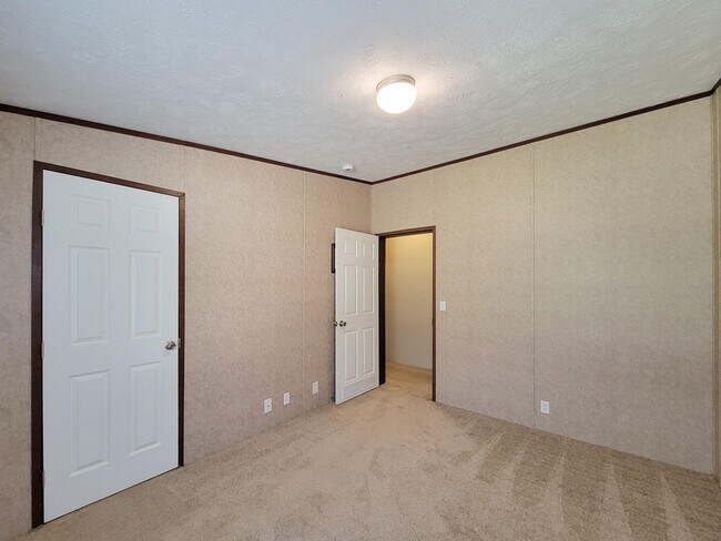 Building Photo - 10754 Lake Shore Dr