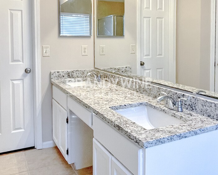 Building Photo - 13550 Valbuena Ct
