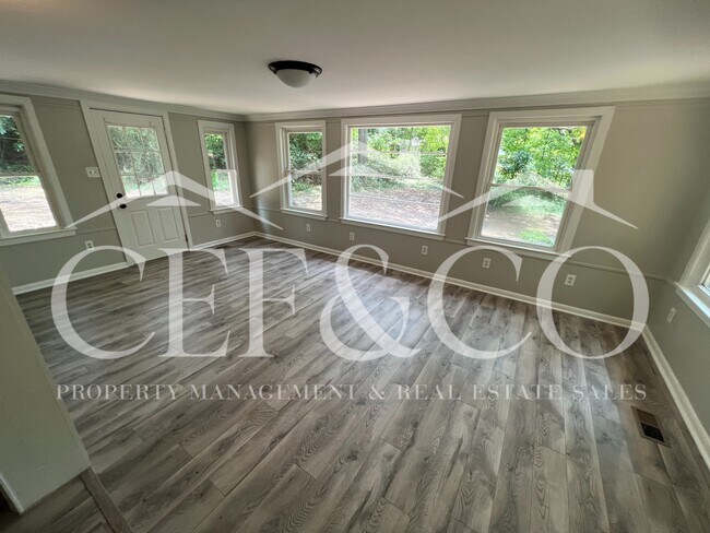 Building Photo - 421 Zellen Dr