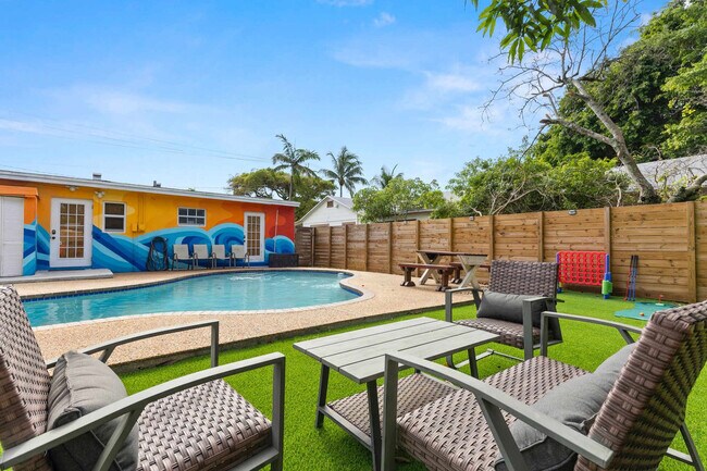 Building Photo - 1425 NE 5th Terrace