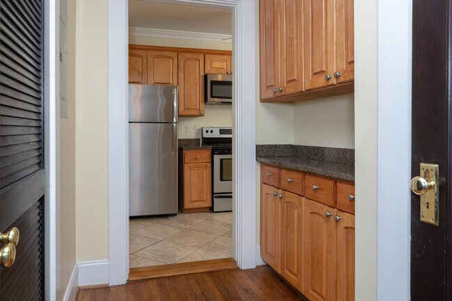 Building Photo - The Senate Club - 2 bedroom/2 bath **** MO...