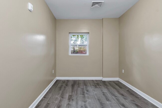 Building Photo - 202 Broadway