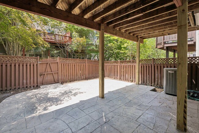 Building Photo - Beautiful 3-level colonial-style town home...