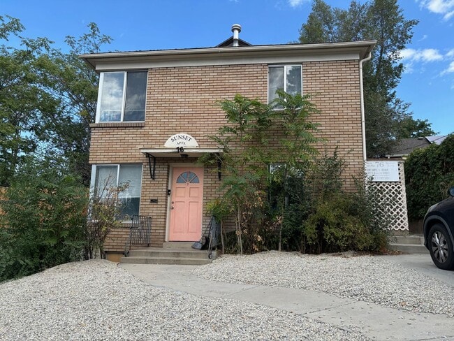 Building Photo - 76 W Apricot Ave