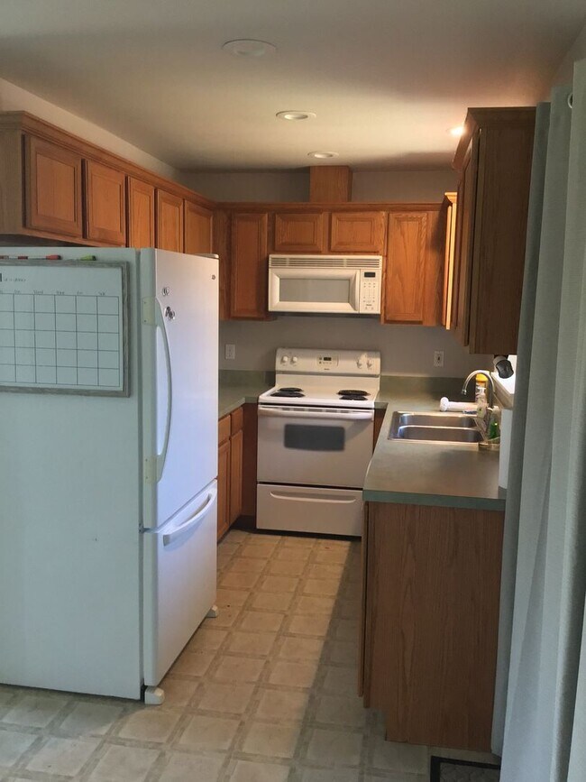Building Photo - Spacious 3 Bedroom 2 Bath Home in Albany!