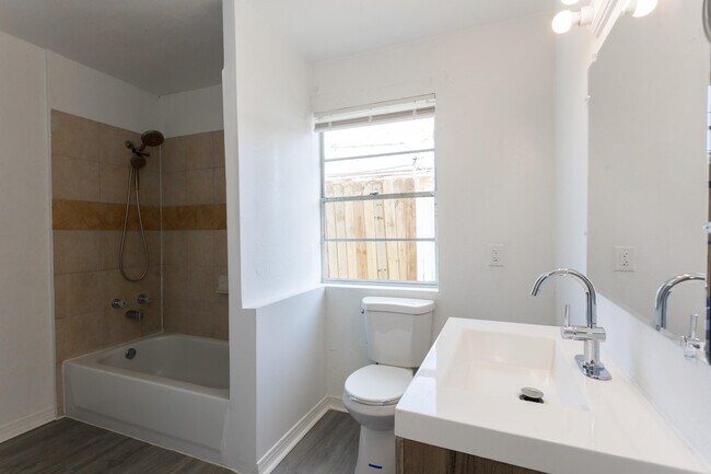 Building Photo - 1164 W 31st St