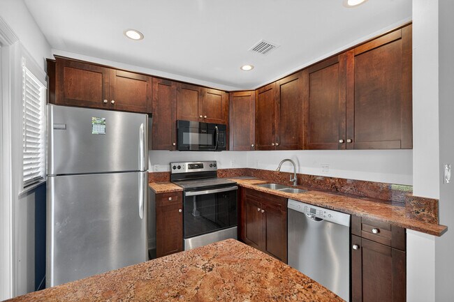 Building Photo - 423 SW 11th Ct