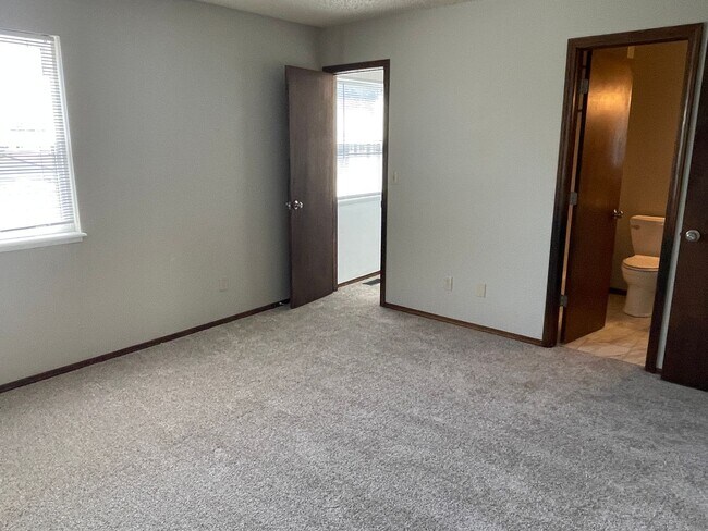 Building Photo - 5 Bedroom D20 Home with Large Backyard