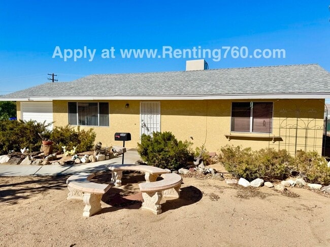 Building Photo - 2 Bed 1 Bath Home Near JT National Park