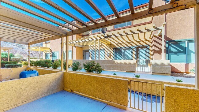 Building Photo - 2 BDR / 2.5 BATH SPACIOUS HOME