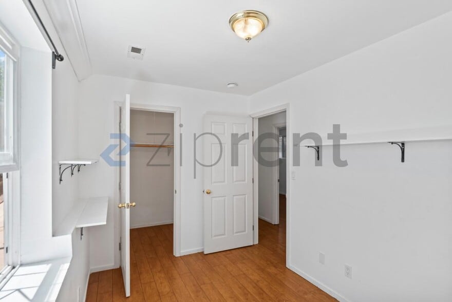 Building Photo - Unit