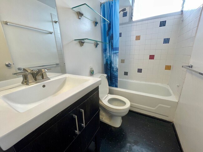 Building Photo - 1 Bedroom/1Bathroom/1Parking Unit Available Soon in Century Park Plaza!
