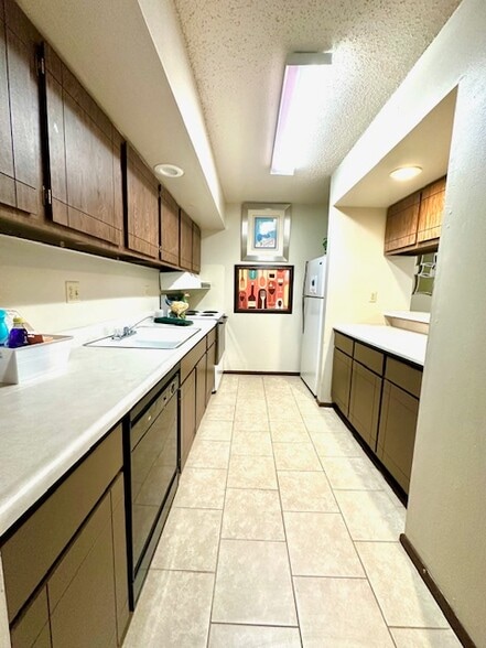Spacious Kitchen - Village Park at Cedarbrooke