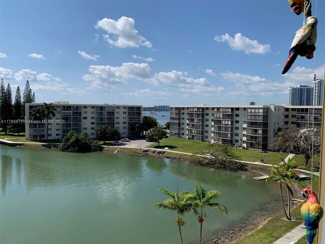 Building Photo - 2851 Leonard Dr