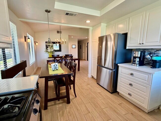 Building Photo - 144 Las Lomas