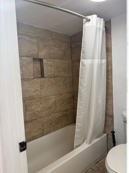 Building Photo - 5961 N Falls Circle Dr