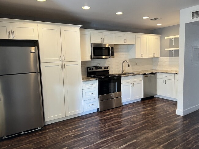 Building Photo - 4848 N Woodmere Fairway
