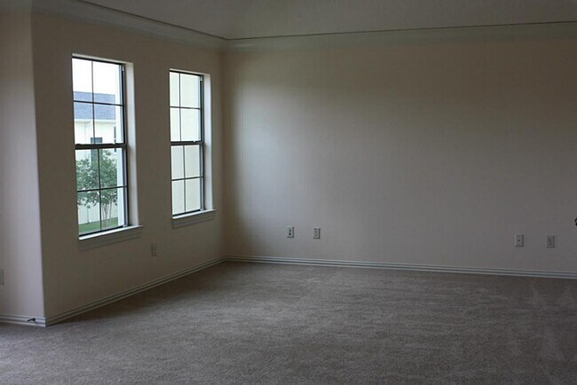 Building Photo - 2046 Palm Forest Ln