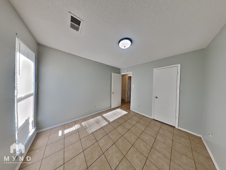 Building Photo - 3535 Laurel Cove
