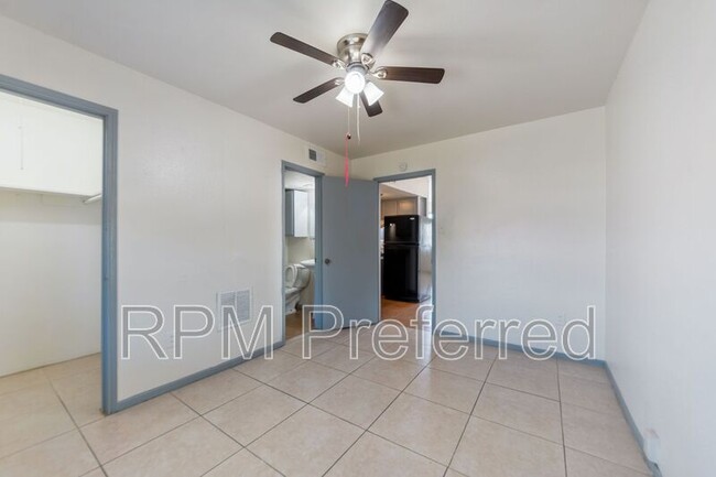 Building Photo - 1800 N Wayside Dr