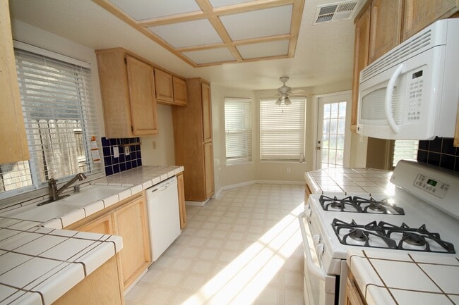 Building Photo - Charming 3Br/2BA/ 1444SF Available Now! Te...