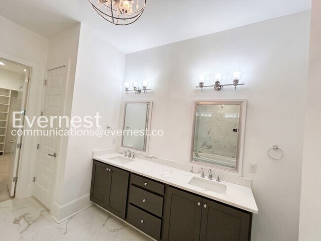 Building Photo - 5-Bed/4-Bath/Voucher Accepted/Available Now!