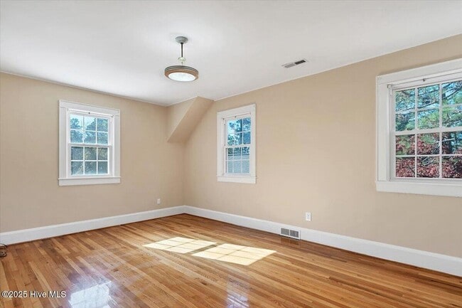 Building Photo - 300 Dogwood Ln