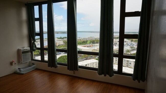 Building Photo - 2-bedroom, 1-bathroom unit with stunning m...