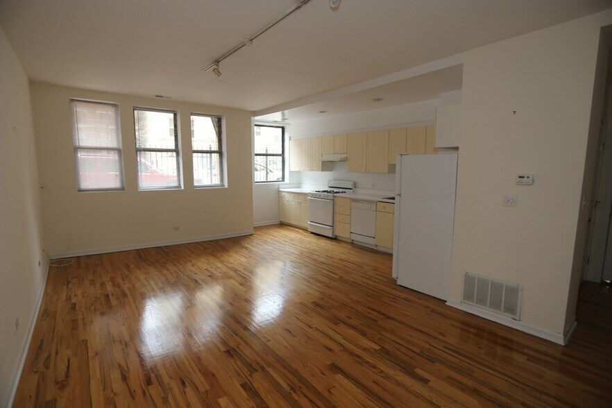 Building Photo - 922 W Dakin St