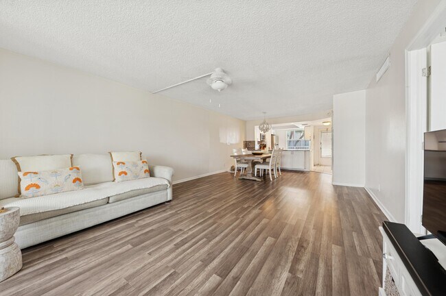 Building Photo - 911 Gardenia Dr