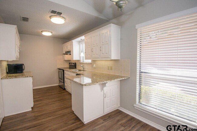 Building Photo - 5823 Hollytree Dr