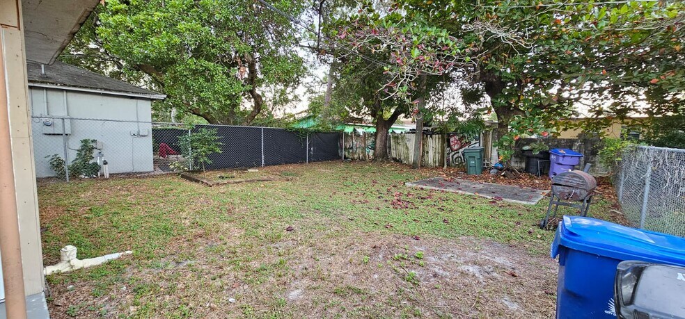 Building Photo - 1610 NW 7th Pl