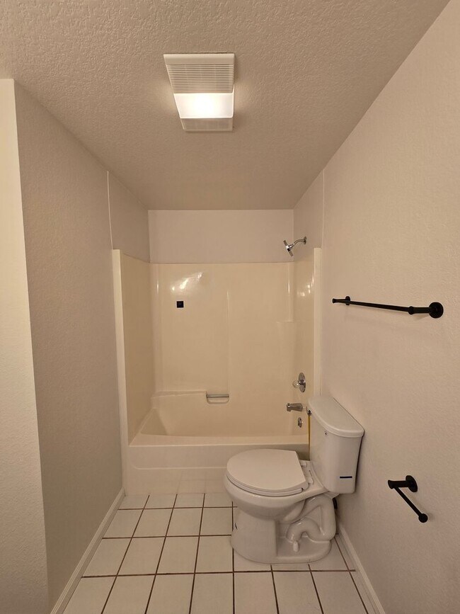 Building Photo - 2Bd/1.5Ba Kenmore Duplex