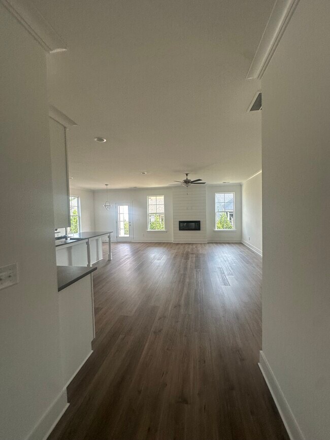 Building Photo - 1541 Lake Dr