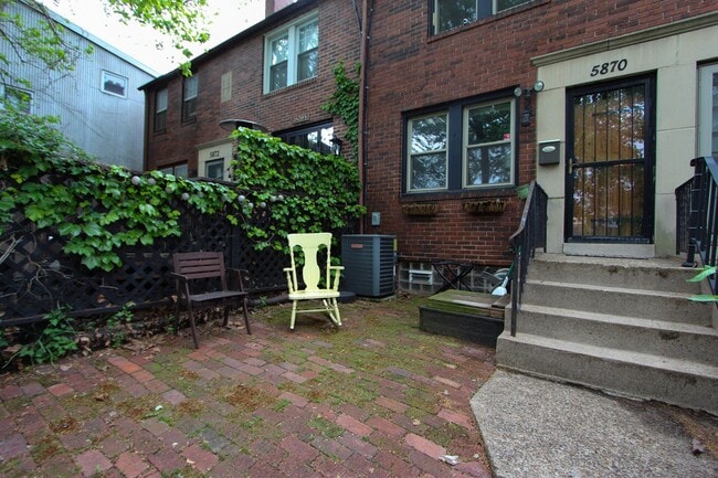 Building Photo - Cherniss Townhouses
