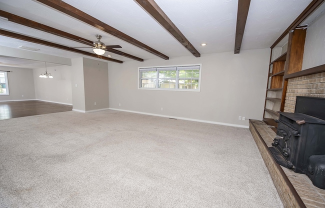 Building Photo - Privacy Fenced, 3 bed 3 bath in South Springfield (Ask about our special)