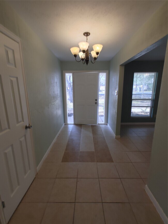 Building Photo - 633 Mosswood Dr