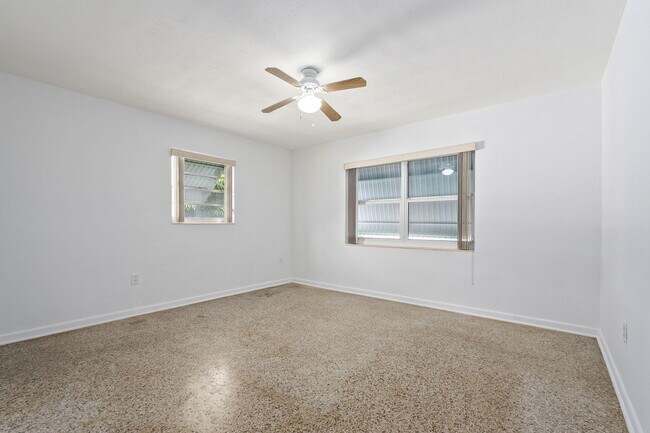 Building Photo - 1658 NE Sunview Terrace