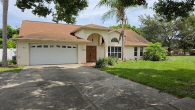 Building Photo - 3 Bed, 3 Bath, 2 Car garage.