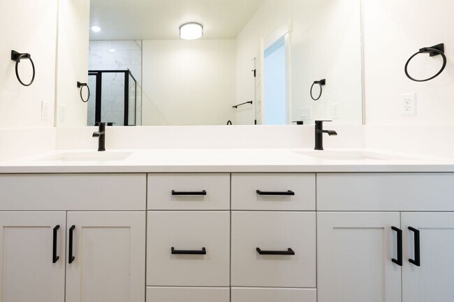 Building Photo - TWIN HOME FOR RENT IN SUGAR CITY - 3 BEDROOMS 2 FULL BATHROOMS