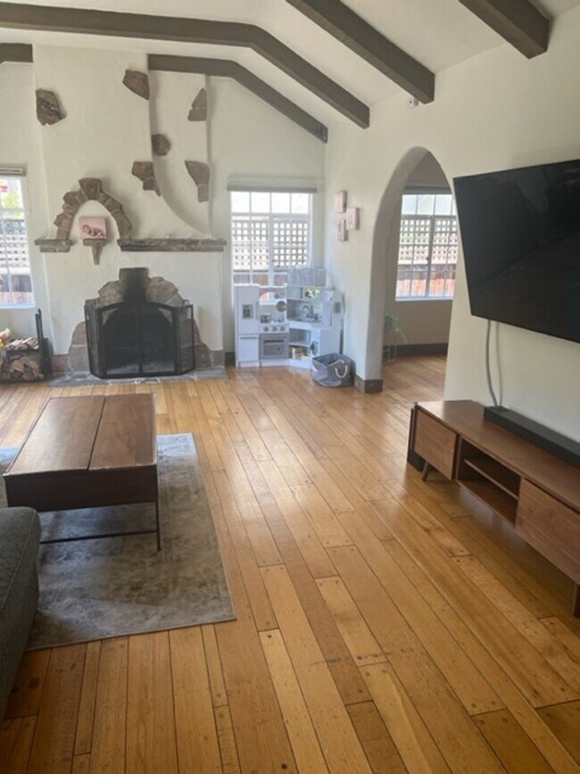 Building Photo - Beautiful, Spacious Rockridge Home!