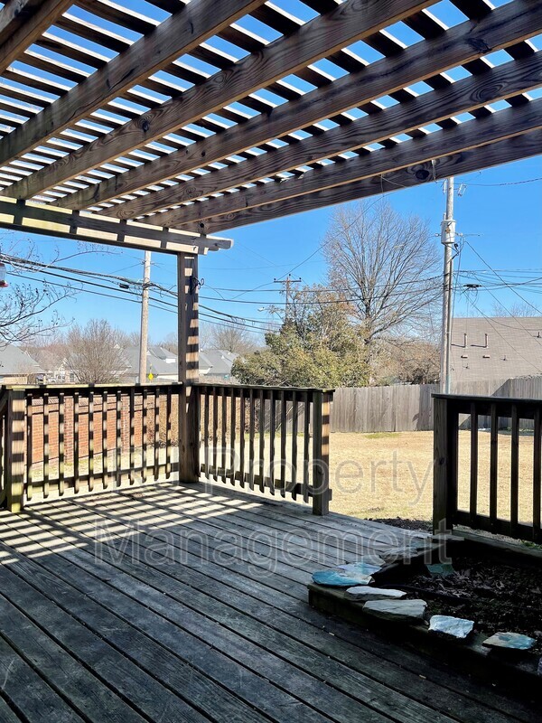 Building Photo - 8226 Town N Country Dr