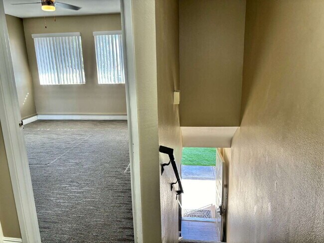Building Photo - 2 Bedrooms Townhome Availble For Rent in I...