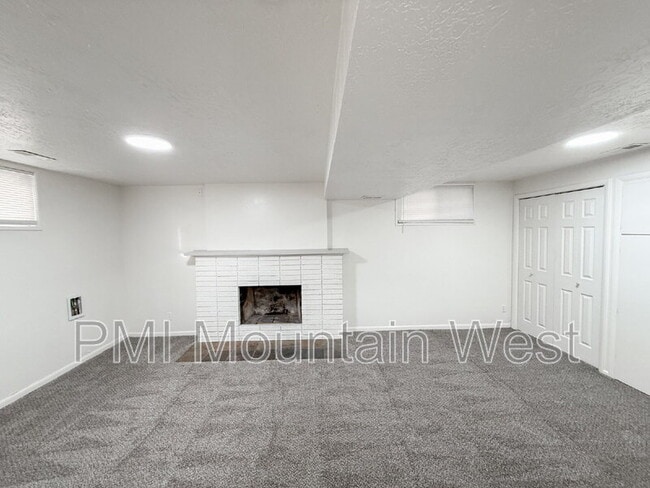 Building Photo - 698 Doren Dr